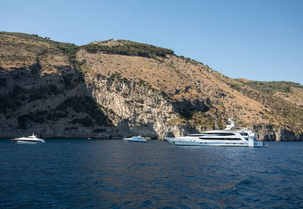 Luxury crewed motor yacht on the Amalfi Coast near Positano, Campania. Italy — Stock Photo, Image