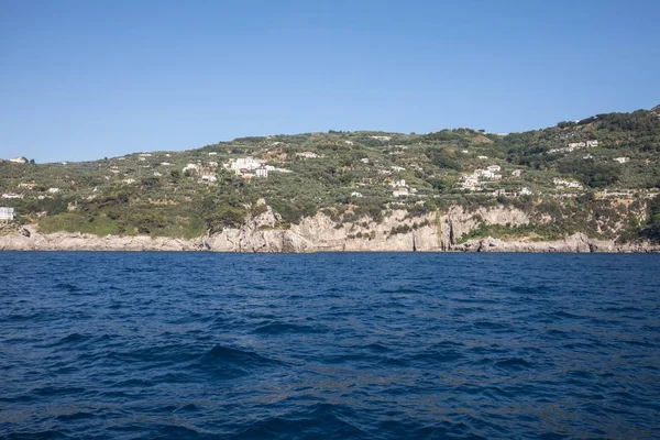 Una vista de la costa de Amalfi entre Sorrento y Positano. Campania. Italia — Foto de Stock