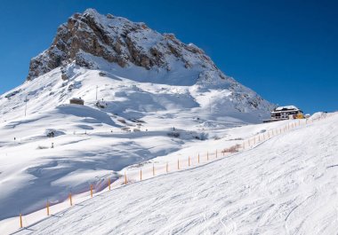 Dolomites Alpleri'nde kayak bölgesi. Val Gardena Sella grubunda bakan. İtalya