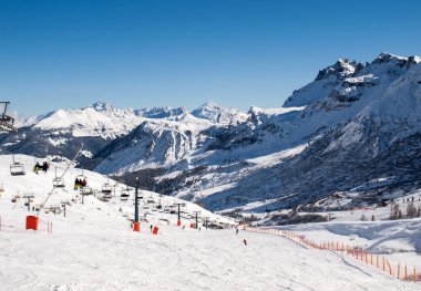 Dolomites Alpleri'nde kayak bölgesi. Val Gardena Sella grubunda bakan. İtalya