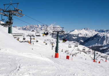  Dolomites Alpleri'nde kayak bölgesi. Val Gardena Sella grubunda bakan. İtalya