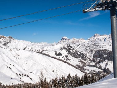 Dolomites Alpleri'nde kayak bölgesi. Val Gardena Sella grubunda bakan. İtalya