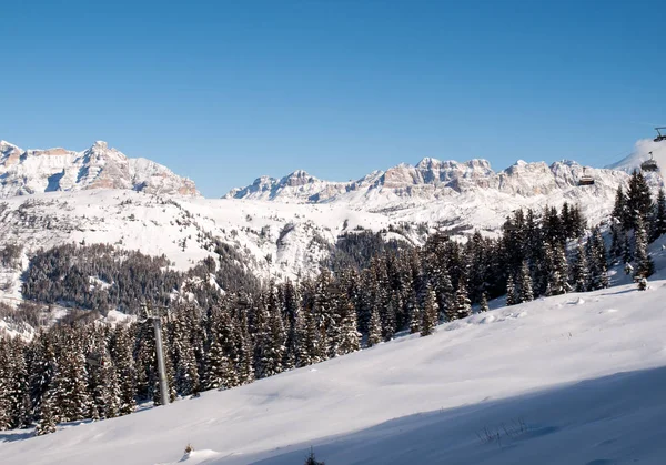 Área de esqui nos Alpes das Dolomitas. Com vista para o grupo Sella em Val Gardena. Itália — Fotografia de Stock