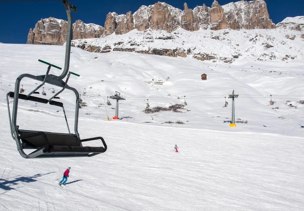 Skigebied in de Dolomieten-Alpen. Met uitzicht op het Sella-groep in Val Gardena. Italië — Stockfoto
