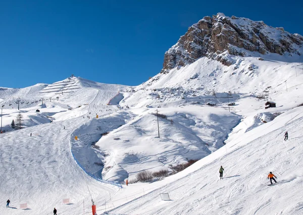 Skidområdet i Dolomiterna-Alperna. Med utsikt över Sella grupp i Val Gardena. Italien — Stockfoto