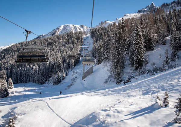 Teren narciarski w Dolomitach. Z widokiem na góry Sella group w Val Gardena. Włochy — Zdjęcie stockowe