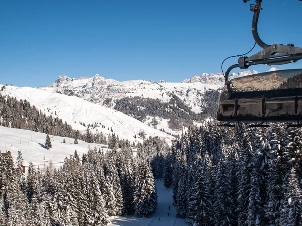 Skidområdet i Dolomiterna-Alperna. Med utsikt över Sella grupp i Val Gardena. Italien — Stockfoto