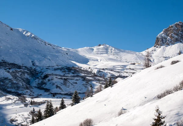 Lyžařská oblast v Alpách Dolomity. Výhled na skupinu Sella ve Val Gardeně. Itálie — Stock fotografie