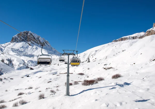 Skidområdet i Dolomiterna-Alperna. Med utsikt över Sella grupp i Val Gardena. Italien — Stockfoto