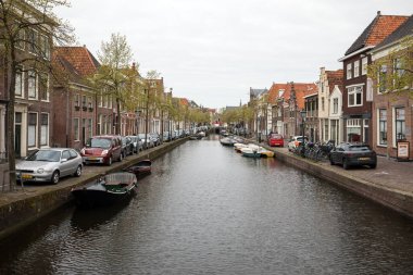 Tarihi eski şehir Alkmaar, Kuzey Hollanda, Hollanda, tipik kanal evleri 