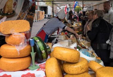 Bir sokak pazarında Alkmaar Hollanda peynir. Hollanda