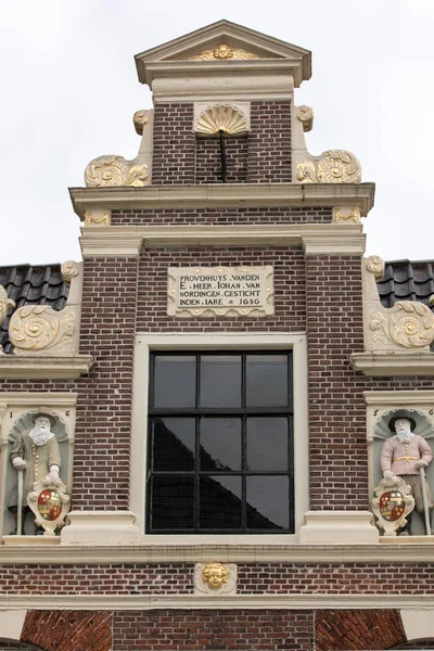 Top gable with memorial stone and sculptures of Huis van Achten in Alkmaar, Netherlands — Stock Photo, Image