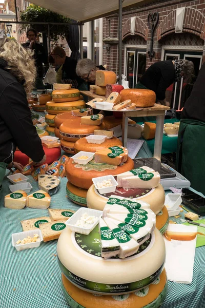 Queso holandés en un mercado callejero en Alkmaar. Países Bajos — Foto de Stock