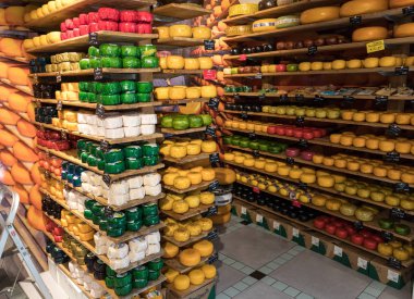 Amsterdam mağazasında peynir tekerlekleri. Hollanda