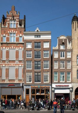 Damrak ana cadde kalabalık turist Amsterdam, Hollanda 