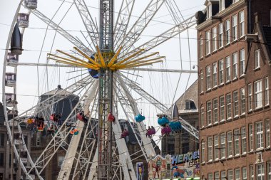 büyük tekerlek üzerinde Koninginnedag Dam Square Amsterdam Hollanda 