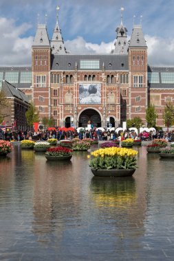 Rijksmuseum Ulusal Müzesi ile ben Amsterdam işaret ve Lale yansıtan Havuzu. Amsterdam, Hollanda