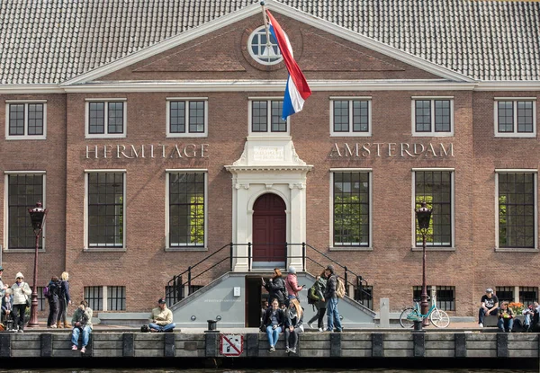 Touristen vor der Einsiedelei Amsterdam, den Niederlanden — Stockfoto