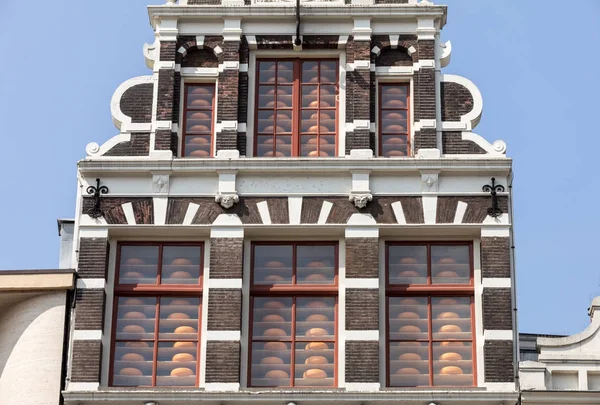 Typische puntgevel huizen op Damrak straat in Amsterdam, Holland, Nederland — Stockfoto