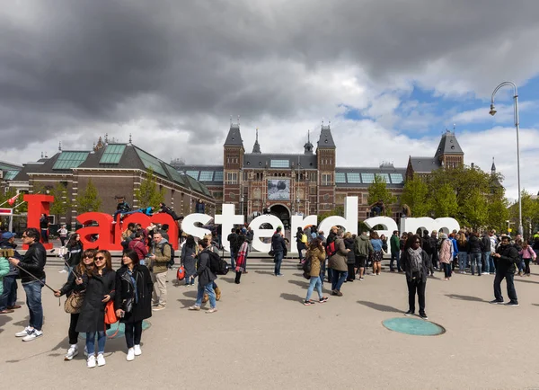 De iconische ik Amsterdam brieven geconfronteerd met de belangrijkste gevel van het Rijksmuseum. Amsterdam, Nederland. — Stockfoto