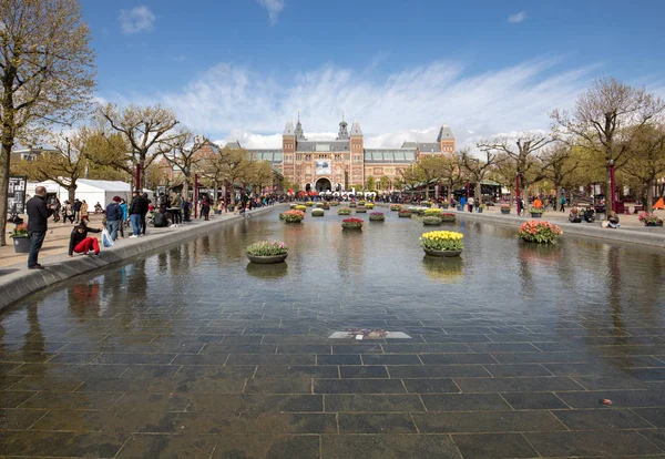 Muzeum Narodowe Rijksmuseum z Amsterdamu zapiszę i tulipany w puli odbicia. Amsterdam, Holandia — Zdjęcie stockowe