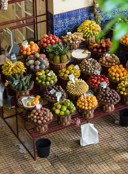 Świeże egzotyczne owoce w Mercado Dos Lavradores. Funchal, Madera, Portugalia — Zdjęcie stockowe