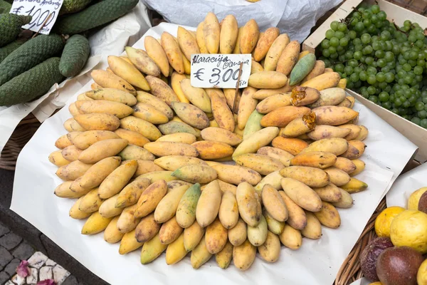 Banana maracuya fresca no Mercado Dos Lavradores. Funchal, Madeira, Portugal — Fotografia de Stock