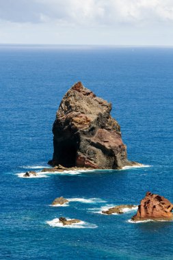 Portekiz 'in Madeira şehrinin doğusundaki Ponta de Sao Lourenco' da güzel bir manzara.