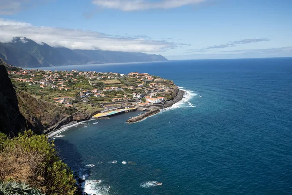 Ponta Delgada en la costa norte Isla de Madeira, Portugal — Foto de Stock