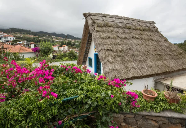 Tradycyjny dom wiejski w Santana na wyspie Madera, Portugalia — Zdjęcie stockowe