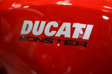 Ducati logo closeup Ducati motosiklet Moto Show Cracow Polonya nde sergilenmektedir. Katılımcı otomotiv sektörünün en ilginç yönleri mevcut