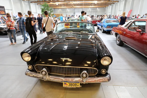 Ford Thunderbird expuesto en MOTO SHOW en Cracovia Polonia. Los expositores presentan los aspectos más interesantes de la industria automotriz — Foto de Stock