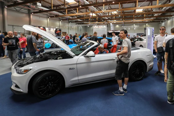 Ford Mustang GT se exhibe en la 3ª edición de MOTO SHOW en Cracovia Polonia. Los expositores presentan los aspectos más interesantes de la industria automotriz — Foto de Stock