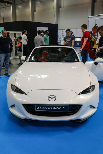 Mazda MX-5 se muestra en MOTO SHOW en Cracovia Polonia. Los expositores presentan los aspectos más interesantes de la industria automotriz — Foto de Stock