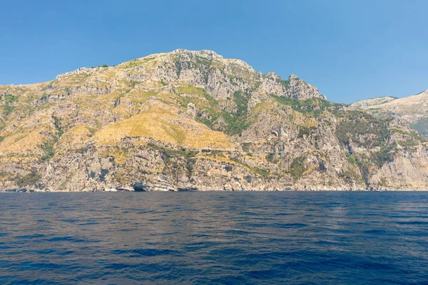 Kilátás az Amalfi-partra Sorrento és Positano között. Campaniában. Olaszország — Stock Fotó