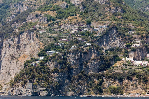 阿马尔菲岩石海岸上的专属别墅和公寓。坎帕尼亚意大利 — 图库照片