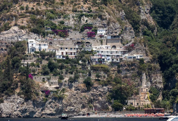 Exkluzivní vily a apartmány na skalnatém pobřeží Amalfi. Kampánie. Itálie — Stock fotografie