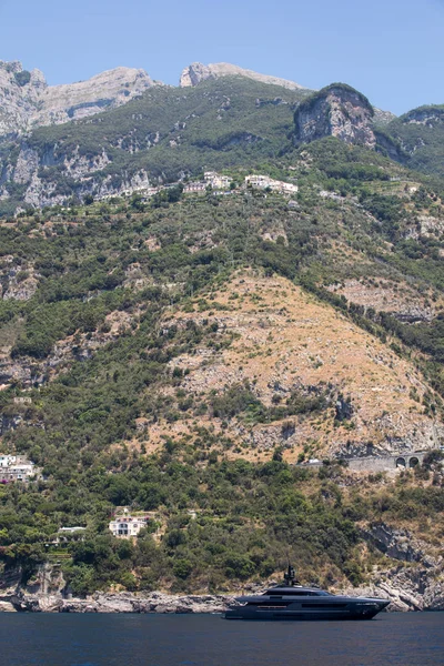 Lyxiga besättning motoryacht på Amalfikusten nära Positano, Kampanien. Italien — Stockfoto