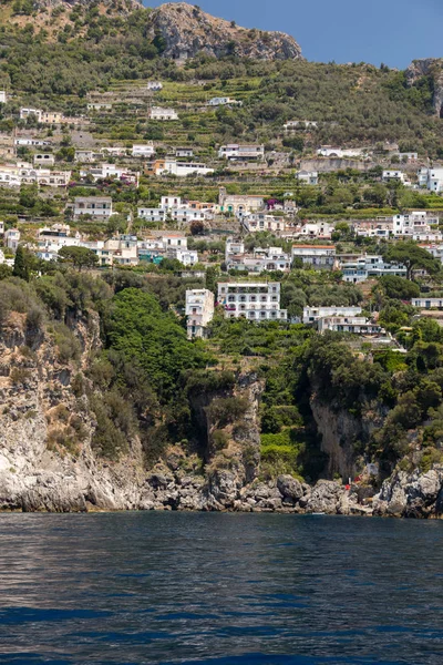 Ville e appartamenti esclusivi sulla costa rocciosa di Amalfi. Campania. Italia — Foto Stock