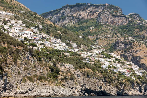 Exkluzivní vily a apartmány na skalnatém pobřeží Amalfi. Kampánie. Itálie — Stock fotografie