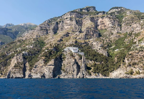 Vue sur la côte amalfitaine entre Amalfi et Positano. Campanie. Italie — Photo