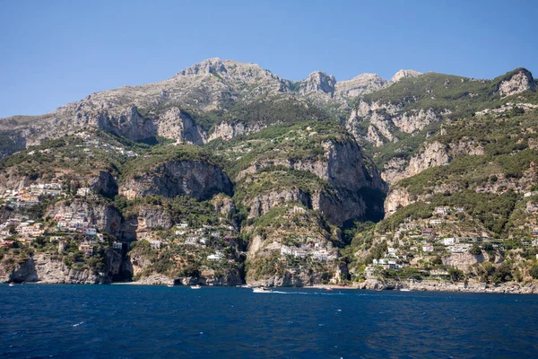 Vue sur la côte amalfitaine entre Amalfi et Positano. Campanie. Italie — Photo