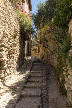 Gordes Ortaçağ evleri ile dik sokakta. Provence, Fransa
