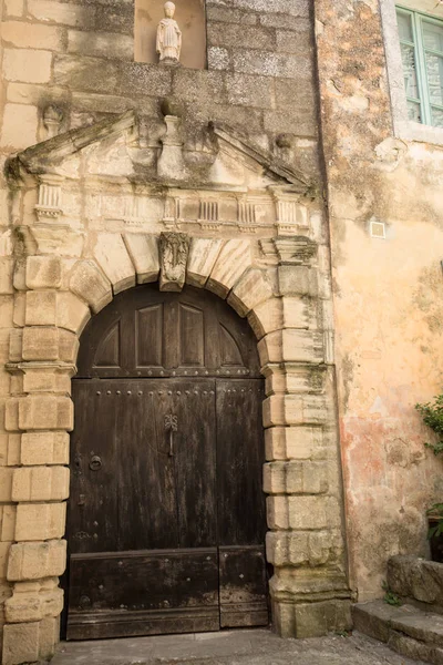 Vecchia porta in legno su casa in pietra a Gordes. Provence, Francia — Foto Stock
