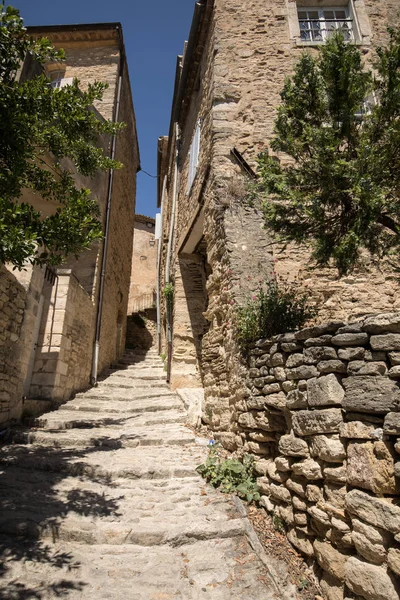 Steep alley with medieval houses in Gordes. Provence, France — Stock Photo, Image