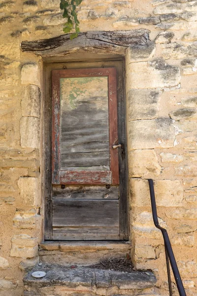 Escaleras de piedra y puerta antigua en el callejón del pueblo medieval Gordes, Vaucluse, Provenza, Francia — Foto de Stock