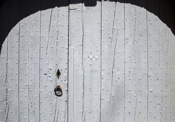 Stare drewniane drzwi niebieski w Gordes. Prowansja, Francja — Zdjęcie stockowe