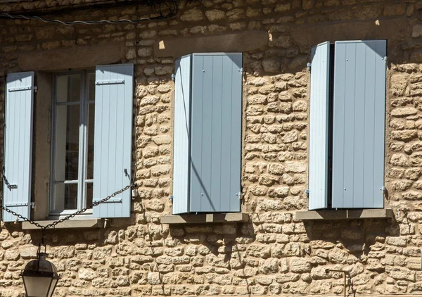 Oud landelijk huis met blauwe luiken, Provence, Frankrijk — Stockfoto