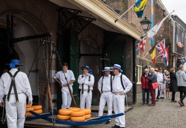 Alkmaar, Hollanda ünlü Hollandalı peynir pazarında birçok peynir ile yürüyüş uçak gemisi. Waagplein Meydanı'nda olay olur. 