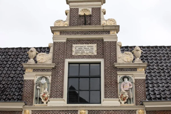 Top gable met memorial steen en sculpturen van Huis van Achten in Alkmaar, Nederland — Stockfoto